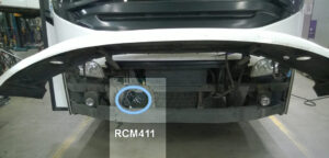 RCM411 kelianturi asennettuna linja-auton etumaskin taakse .